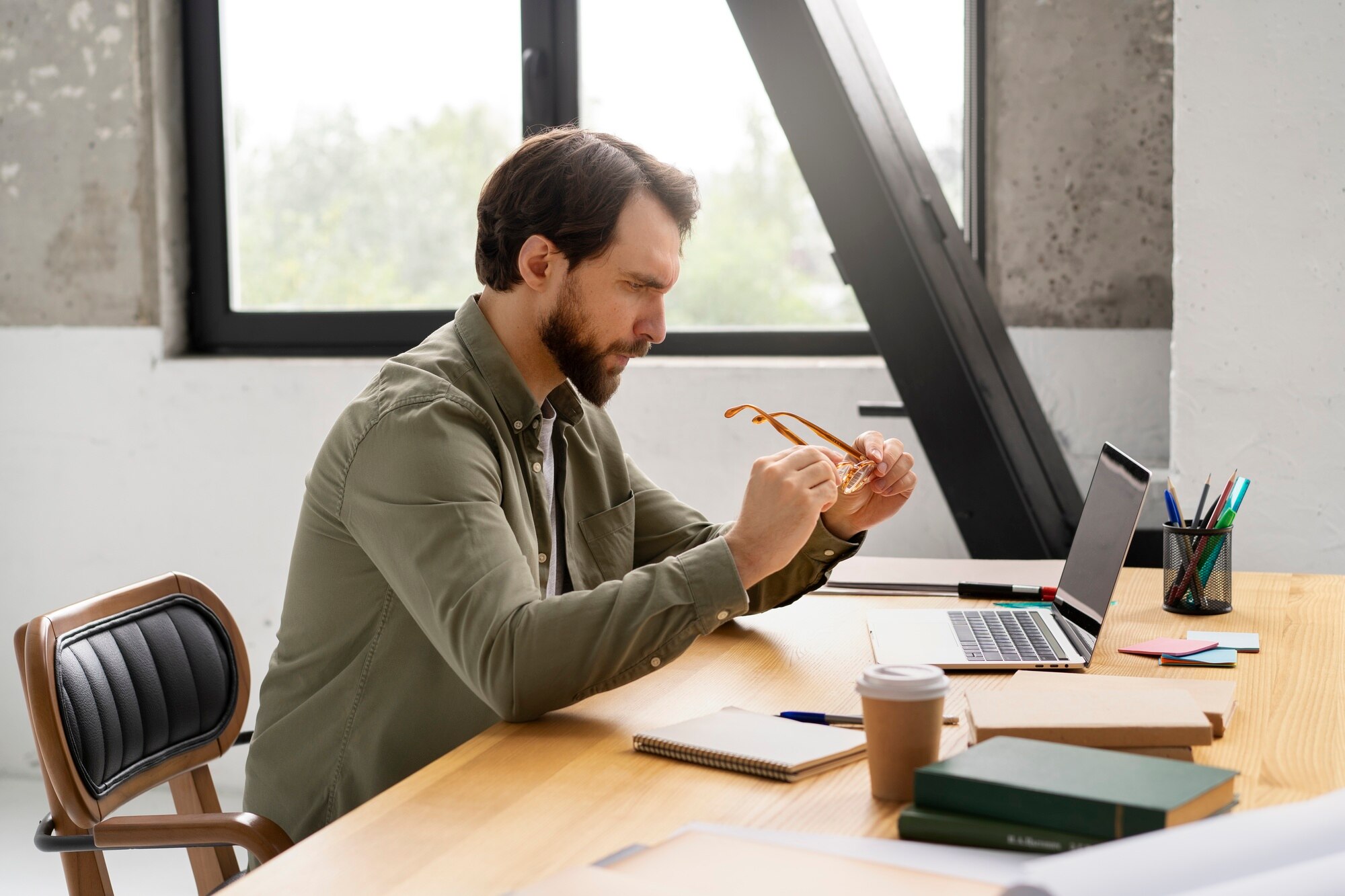 Seseorang bekerja di meja